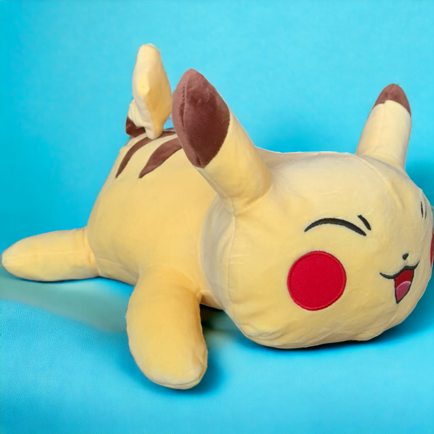 Peluche Pikachu Acostado - Pokemon  / Kawaii (40cm)