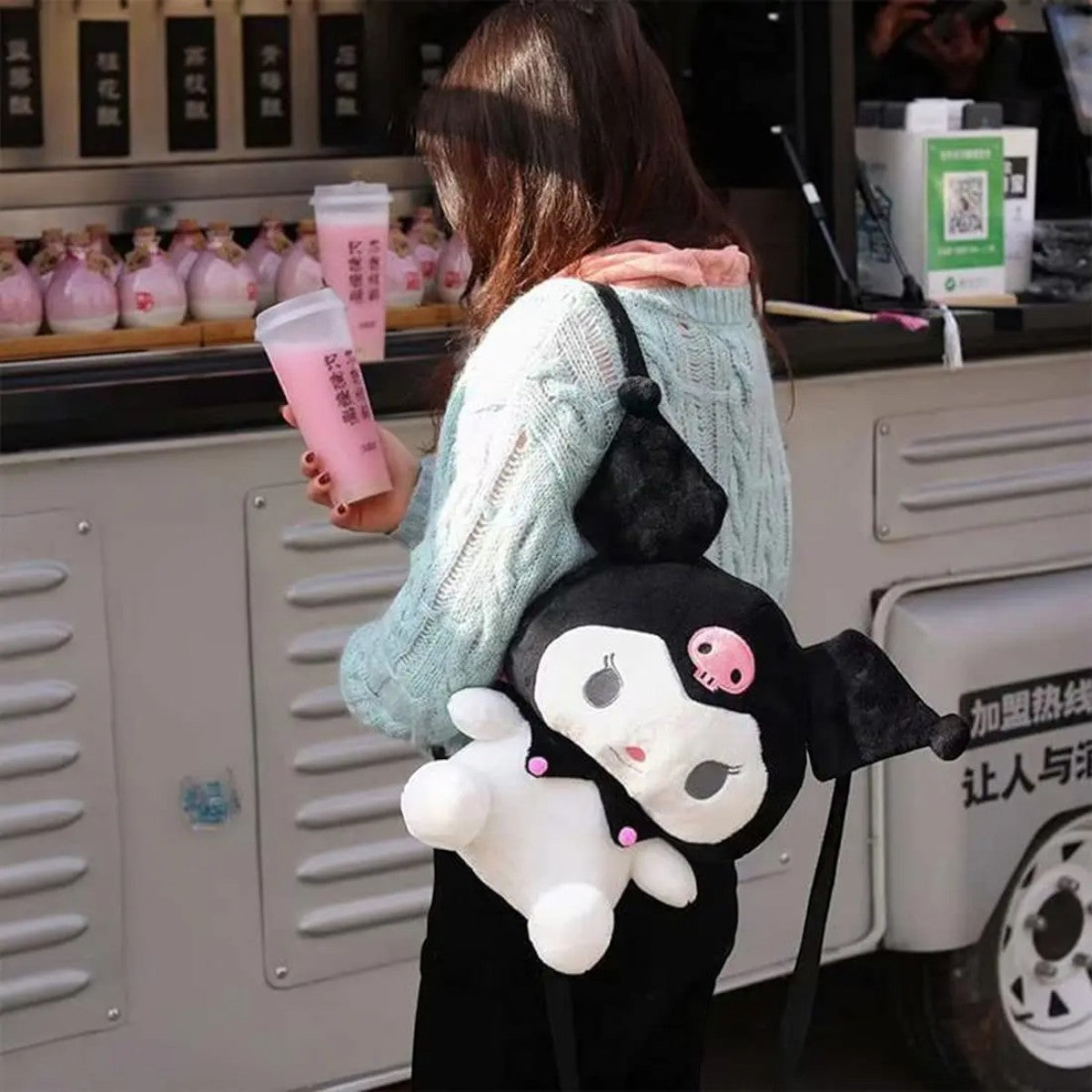 Peluche MOCHILA INFANTIL KUROMI Sanrio (33cm), Con Bolsillo y CIerre